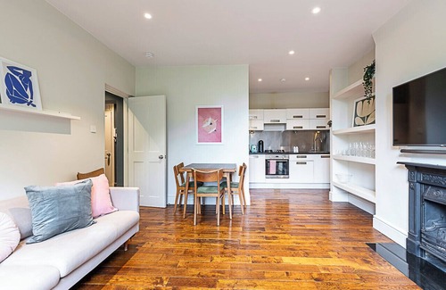 Riverside Apartment | Stylish Riverside Retreat in Central London