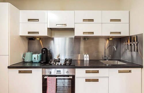 Riverside Apartment | Stylish Riverside Retreat in Central London