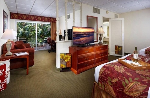 Moorings Hotel | Stylish Room Close to Naples Zoo – 5 Min Drive Away