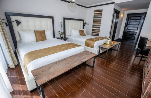 Mid Beach Villa | Stylish Room, Two Queen Beds, Pool, Sundeck