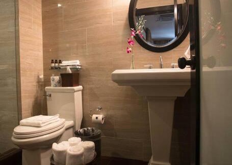 Mid Beach Villa | Stylish Room, Two Queen Beds, Pool, Sundeck
