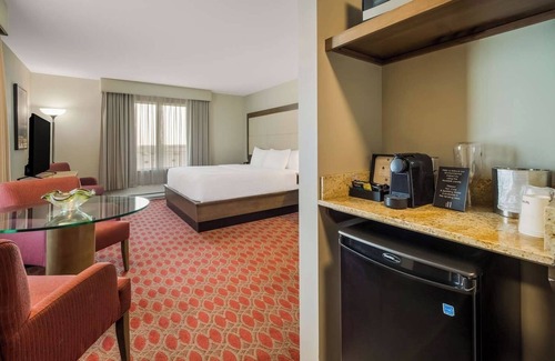 Calgary Hotel | Stylish Room with Swimming Pool, Close to Calgary's Premier Attractions