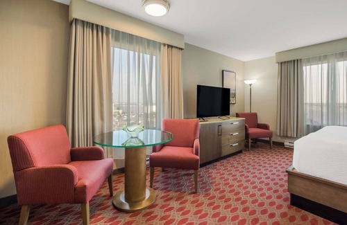 Calgary Hotel | Stylish Room with Swimming Pool, Close to Calgary's Premier Attractions
