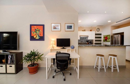 Colonia Centro Condo | Stylish & Spacious 3 bdrm condo Pool, Wi-Fi.