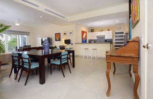 Colonia Centro Condo | Stylish & Spacious 3 bdrm condo Pool, Wi-Fi.