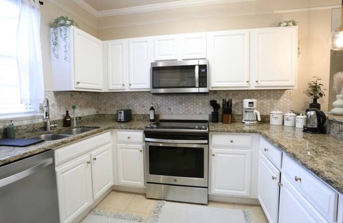 Gainesville Condo | Stylish Sanctuary 🌻 King Beds 2BD Condo