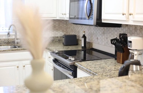 Gainesville Condo | Stylish Sanctuary 🌻 King Beds 2BD Condo