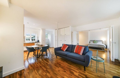 Hoxton West Apartment | Stylish School Conversion Hoxton City Spacious 1 bed with Free Parking