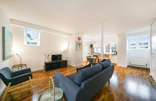 Hoxton West Apartment | Stylish School Conversion Hoxton City Spacious 1 bed with Free Parking