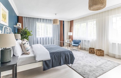 Bostanci Apartment | Stylish Sea View Flat on Bagdat Avenue in Bostanci