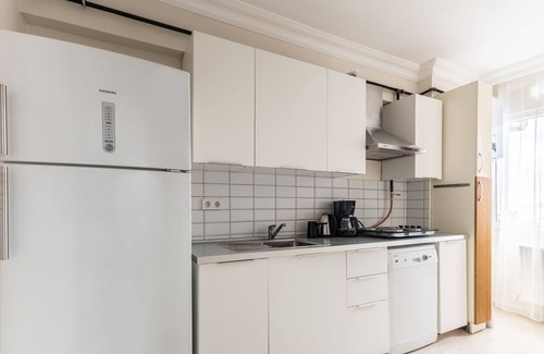 Bostanci Apartment | Stylish Sea View Flat on Bagdat Avenue in Bostanci