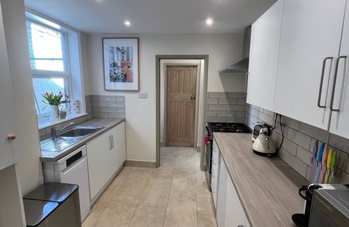 Margate House | Stylish seaside townhouse | Sleeps 8 | 2 min to Beach | Sunny Garden & BBQ