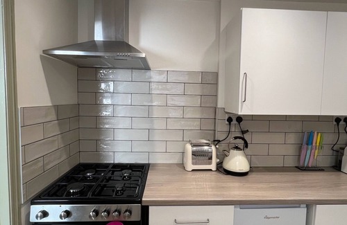 Margate House | Stylish seaside townhouse | Sleeps 8 | 2 min to Beach | Sunny Garden & BBQ