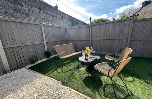 Margate House | Stylish seaside townhouse | Sleeps 8 | 2 min to Beach | Sunny Garden & BBQ