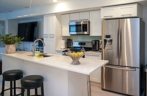 Shaw Apartment | Stylish Shaw Oasis – Modern, Bright & Sleeps 6