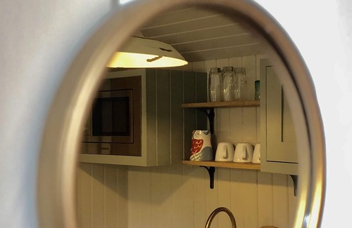 New Forest District Cabin | Stylish shepherd's hut, 10 mins walk from beach and village