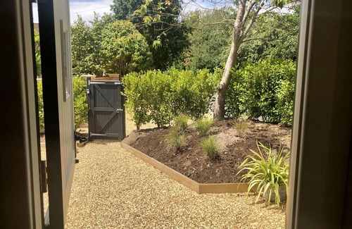 New Forest District Cabin | Stylish shepherd's hut, 10 mins walk from beach and village