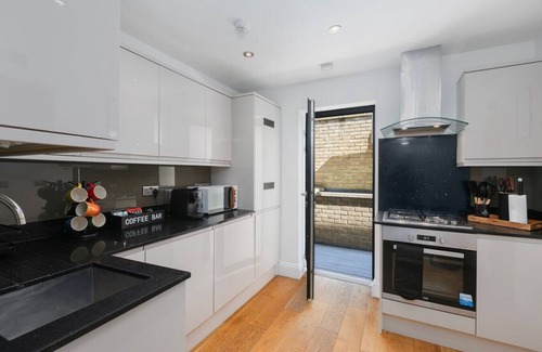 Weavers Apartment | Stylish Shoreditch Apartment Sleeps 4 with Balcony and within Popular Location