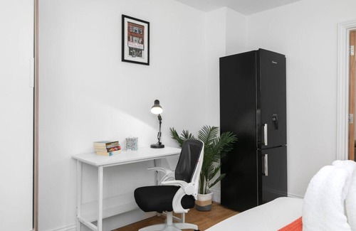 Weavers Apartment | Stylish Shoreditch Apartment Sleeps 4 with Balcony and within Popular Location