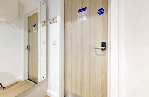 Paddington Apartment | Stylish Silver Studio at Paddington Citi View