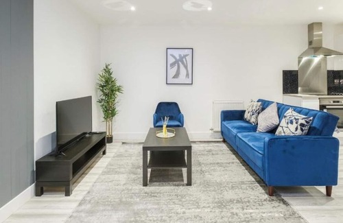 Southend-on-Sea Apartment | Stylish & Sleek 1BR City Centre Nr High St & Southend Beach by Luxiety Stays