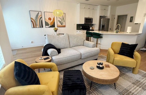 Austin House | Stylish South Austin Retreat - Private Yard + Garage