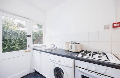 Southend-on-Sea Apartment | Stylish & Spacious 2BR City Centre Near High St by Luxiety Stays