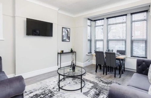 Southend-on-Sea Apartment | Stylish & Spacious 2BR City Centre Near High St by Luxiety Stays
