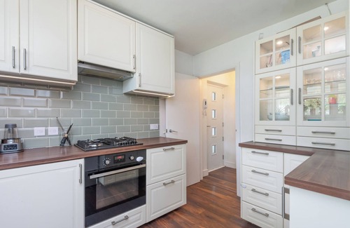 Canbury Apartment | Stylish & Spacious 2-Bed Flat with Parking