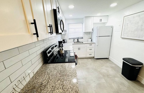 Victoria Park Apartment | Stylish & Spacious 2-Bedroom Apt w/Pool/Parking Near the Beach & Las Olas