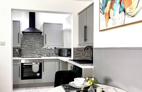 Middleton Apartment | Stylish Spacious 1Bd Apt-KingBed-10min Heaton Park