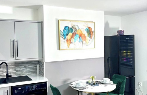 Middleton Apartment | Stylish Spacious 1Bd Apt-KingBed-10min Heaton Park