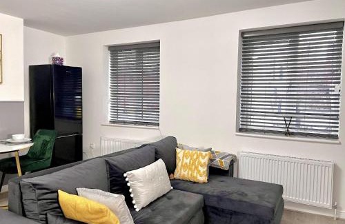 Middleton Apartment | Stylish Spacious 1Bd Apt-KingBed-10min Heaton Park
