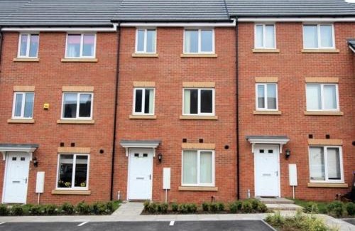Rugby House | Stylish Spacious 4 Bed Townhouse near station with Parking & High Speed WiFi