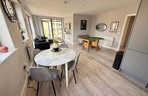 Coulsdon West Apartment | Stylish Spacious 5-Bed Duplex