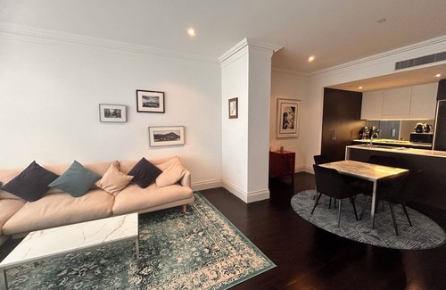Kings Cross Apartment | Stylish, spacious apartment with big city views. Perfect for longer stays!