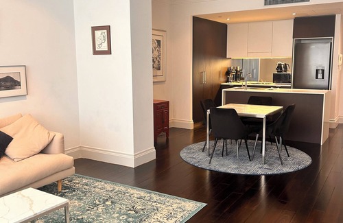 Kings Cross Apartment | Stylish, spacious apartment with big city views. Perfect for longer stays!