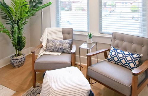 Crosstown House | Stylish & Spacious Bungalow
