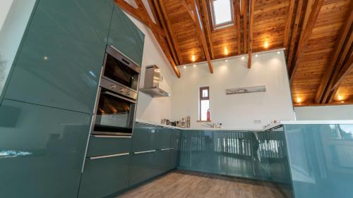 Spiddal House | Stylish, Spacious Sea View House
