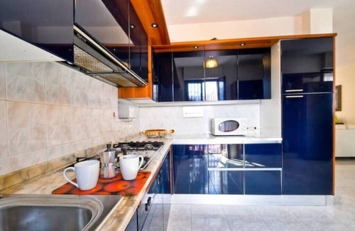Fertilia House | Stylish & Spacious Townhouse - Walk to Beach & Town