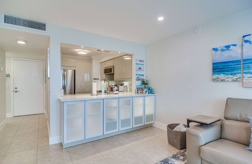 Palma del Mar Condo | Stylish St Petersburg Condo w/Balcony + Bay Views