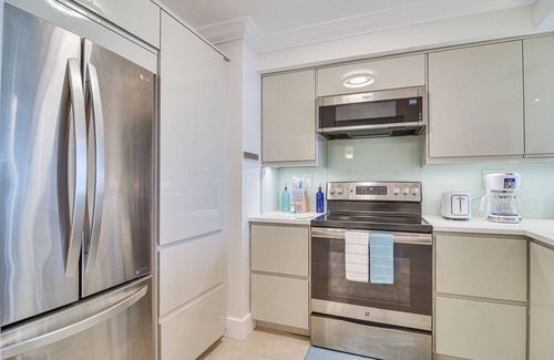 Palma del Mar Condo | Stylish St Petersburg Condo w/Balcony + Bay Views