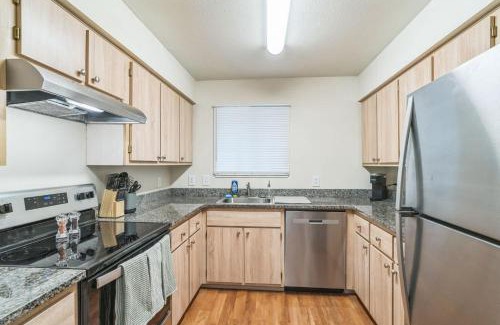 Harlow Apartment | Stylish Stay at Kinsrow Steps from DT
