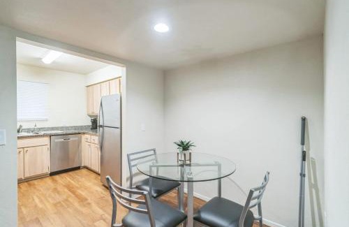 Harlow Apartment | Stylish Stay at Kinsrow Steps from DT