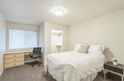 Harlow Apartment | Stylish Stay at Kinsrow Steps from DT