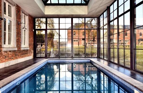 Pont-a-Lesse House | Stylish Stay with Sauna, cleaning included
