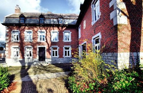 Pont-a-Lesse House | Stylish Stay with Sauna, cleaning included