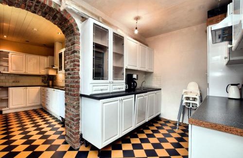 Pont-a-Lesse House | Stylish Stay with Sauna, cleaning included