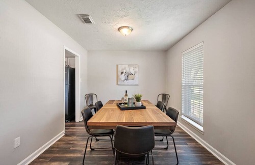Southbelt/Ellington House | Stylish Stay Near Airport with Patio and Grill