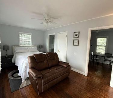 Lafayette Apartment | Stylish Stay on Elizabeth-near to Cafes and Music